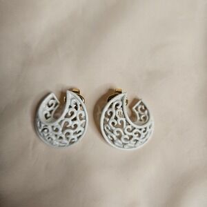 Vintage Trifari White Enamel Filigree Clip On Earrings Gold Tone Openwork Mesh